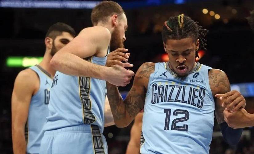 NBA季后赛焦点战：灰熊vs雷霆，莫兰特重伤离场引争议