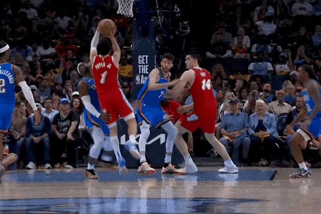 NBA季后赛焦点战：灰熊vs雷霆，莫兰特重伤离场引争议