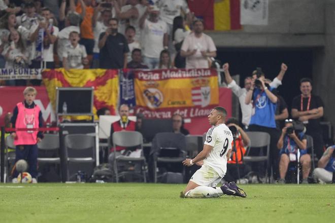 巴萨3-2力克皇马加冕国王杯第32冠 姆巴佩任意球破门难救主