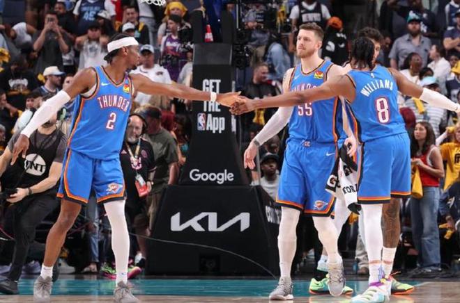 NBA季后赛：雷霆vs灰熊G4战况激烈 莫兰特缺阵灰熊残阵难敌雷霆