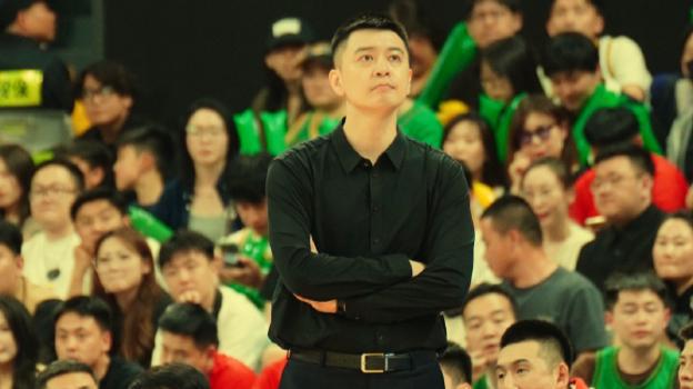 辽篮CBA半决赛首战溃败原因分析：杨鸣主动担责战术应变不足