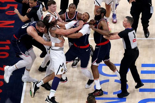 NBA季后赛快船VS掘金G4前瞻：小卡战神附体轰39分 约基奇假摔引争议