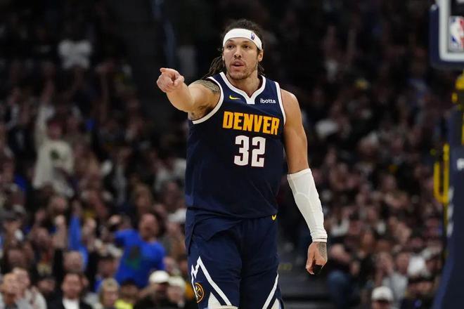 NBA季后赛西部首轮：掘金险胜快船，戈登压哨补扣助球队扳平比分
