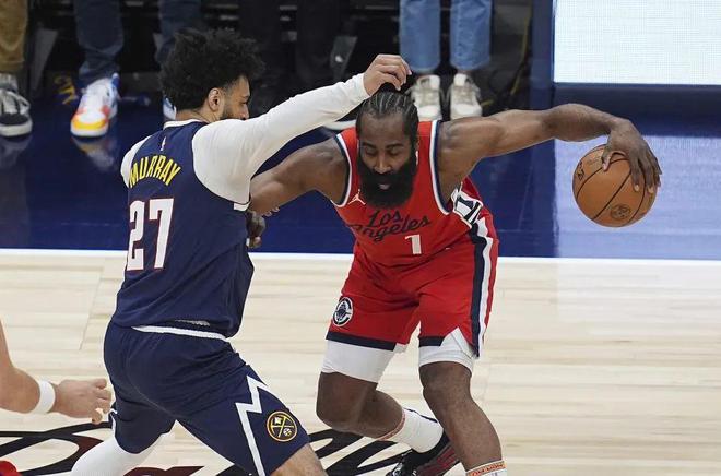 NBA季后赛西部首轮：掘金险胜快船，戈登压哨补扣助球队扳平比分