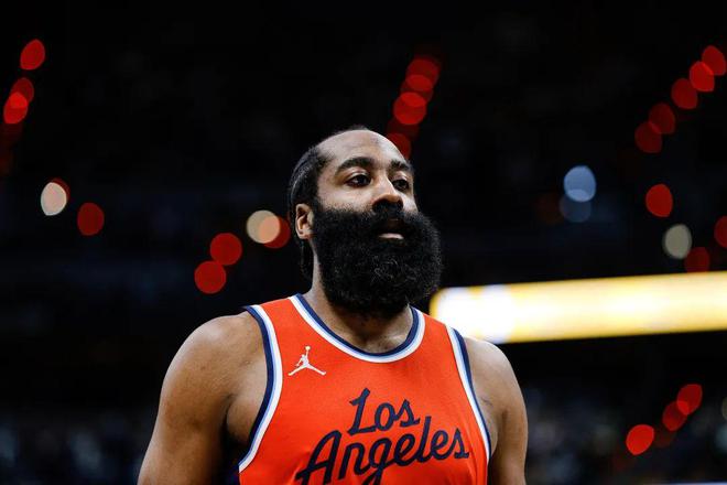 NBA季后赛西部首轮：掘金险胜快船，戈登压哨补扣助球队扳平比分
