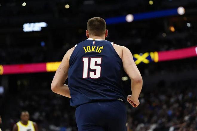 NBA季后赛西部首轮：掘金险胜快船，戈登压哨补扣助球队扳平比分