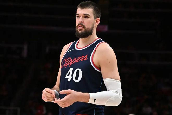 NBA季后赛西部首轮：掘金险胜快船，戈登压哨补扣助球队扳平比分