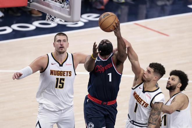 NBA季后赛G4掘金险胜快船2-2平 约基奇关键表现戈登补扣绝杀