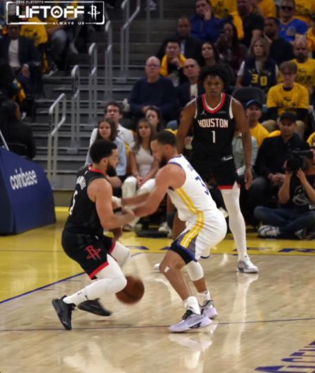 火箭VS勇士G3：库里单节13分全场高呼MVP，火箭半场领先勇士