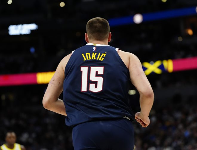 NBA季后赛：掘金队戈登压哨绝杀快船队，约基奇关键三分未果