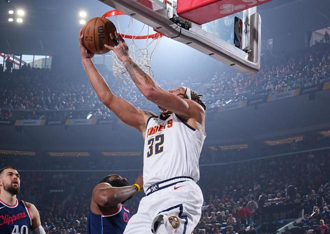 NBA季后赛快船惜败掘金2-2平，戈登补扣绝杀裁判争议不断