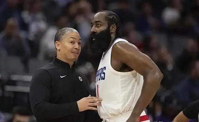 NBA季后赛快船惜败掘金2-2平，戈登补扣绝杀裁判争议不断