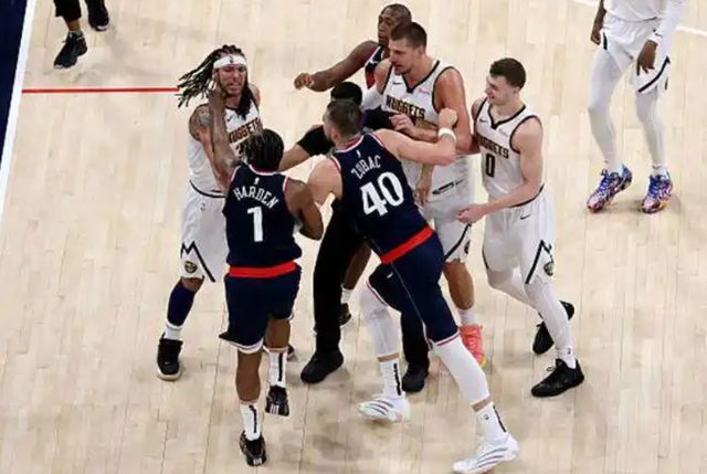 NBA季后赛掘金vs快船G4：戈登0.1秒压哨补扣绝杀 系列赛2-2进入天王山之战