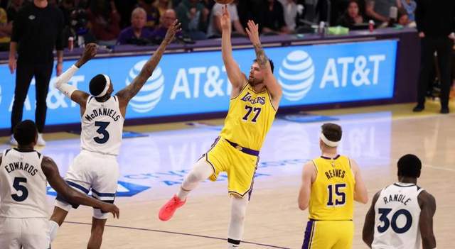 NBA季后赛森林狼2-1领先湖人，东契奇带病出战状态不佳，詹姆斯38分难救主