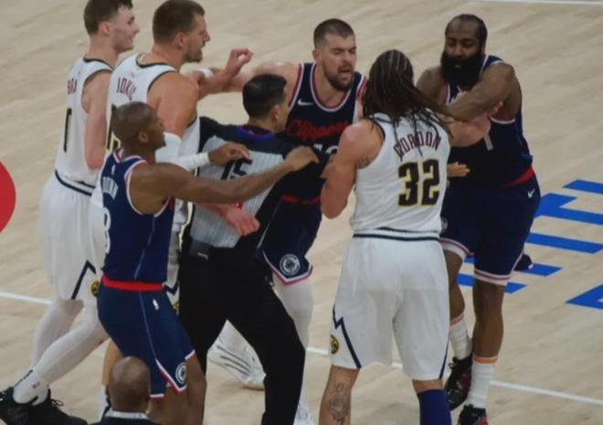 NBA季后赛生死战：掘金6人轮换拼快船，约基奇穆雷能否逆转劣势？