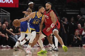 勇士104-93击败火箭大比分2-1领先，科尔盛赞库里表现不可思议