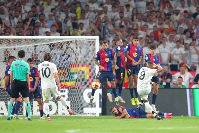 巴萨国王杯决赛3-2绝杀皇马，红蓝军团赛季三杀皇马迈向四冠王