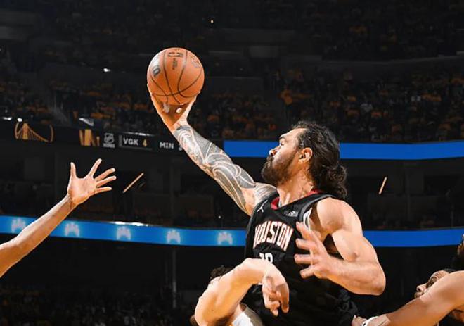 NBA季后赛火箭93-104不敌勇士，狄龙史密斯表现亮眼但难挽败局