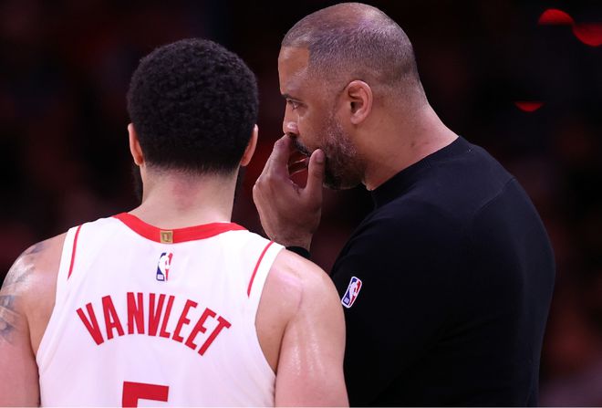 NBA季后赛火箭93-104不敌勇士，狄龙史密斯表现亮眼但难挽败局