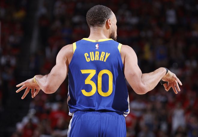 NBA季后赛勇士主场104-93击败火箭，库里希尔德小佩顿爆发逆转比赛