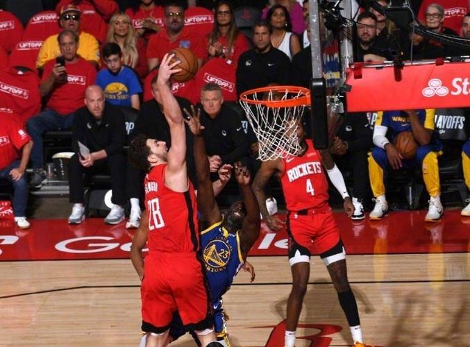 NBA季后赛勇士主场104-93击败火箭，库里希尔德小佩顿爆发逆转比赛