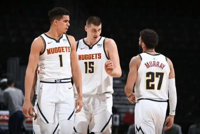 NBA季后赛快船惜败掘金2分，赛后冲突引争议，系列赛2-2平