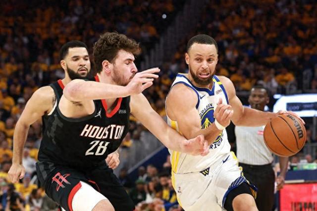 NBA季后赛勇士2-1领先火箭 库里36分巴特勒场边指导希尔德