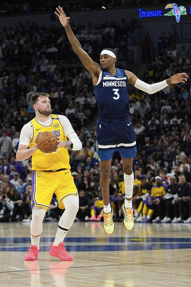 森林狼13-1攻势逆转湖人2-1领先 魔术险胜绿军 NBA季后赛三场2-1战况