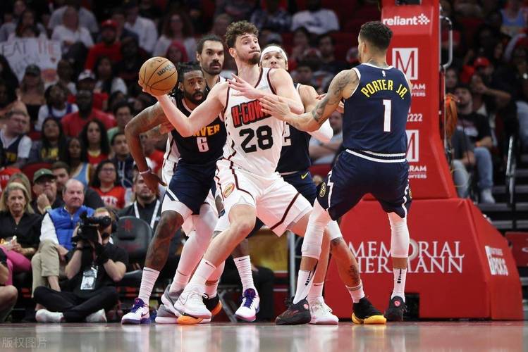 NBA季后赛西部首轮G4：掘金戈登压哨绝杀快船 总比分2-2迎天王山之战