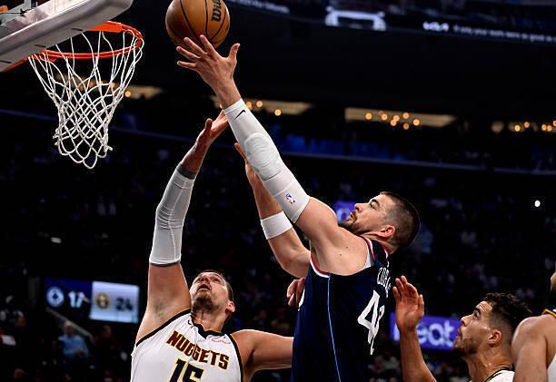NBA季后赛掘金险胜快船，祖巴茨砍下19分12篮板6助攻数据
