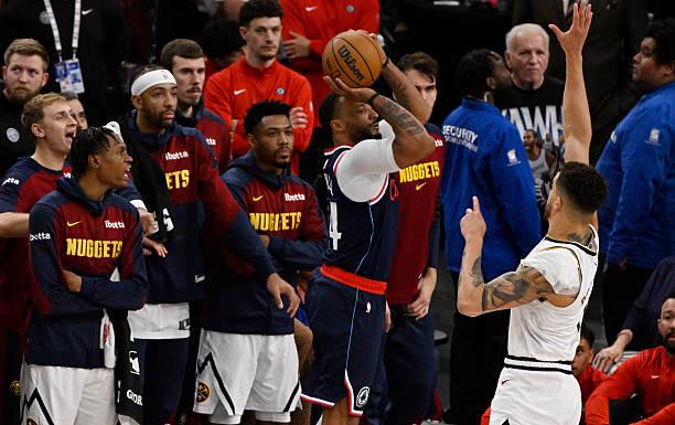 NBA 季后赛掘金险胜快船扳平总比分，鲍威尔表现可圈可点
