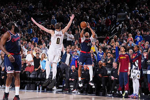 NBA 季后赛掘金险胜快船扳平总比分，鲍威尔表现可圈可点