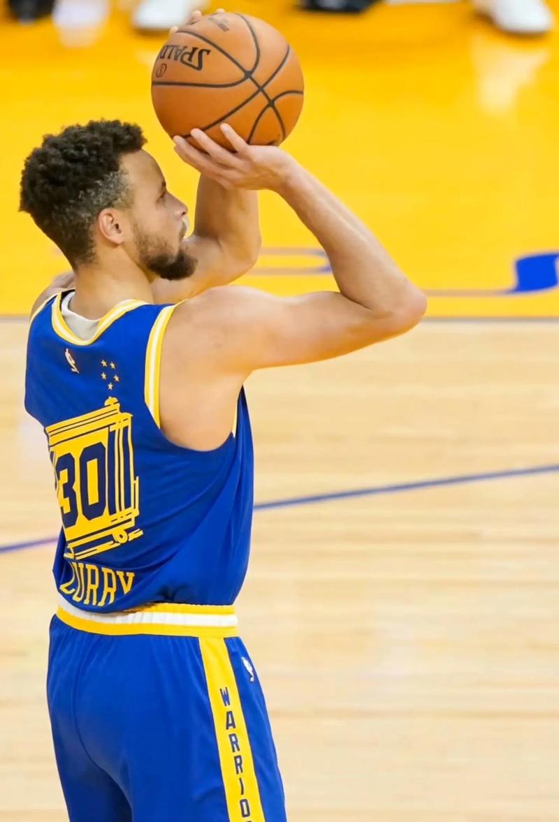 NBA历史最佳射手斯蒂芬-库里训练日突发奇想脚踢篮球趣事