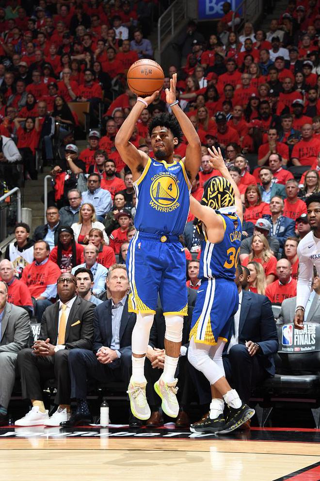 NBA 历史最佳射手斯蒂芬-库里训练日突发奇想玩脚踢篮球趣事