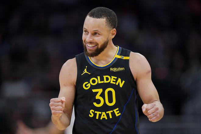 NBA 历史最佳射手斯蒂芬-库里训练日突发奇想玩脚踢篮球趣事