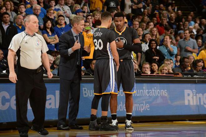 NBA 历史最佳射手斯蒂芬-库里训练日突发奇想玩脚踢篮球趣事