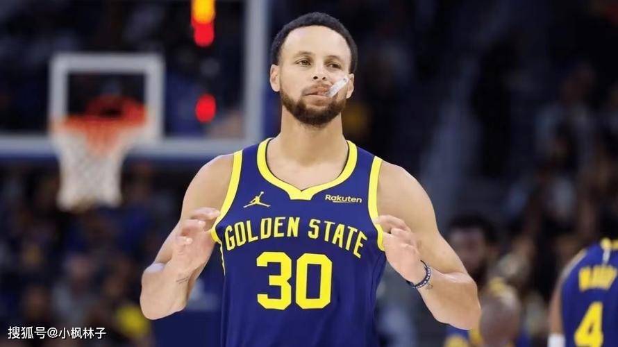 NBA 历史最佳射手斯蒂芬-库里训练日突发奇想玩脚踢篮球趣事