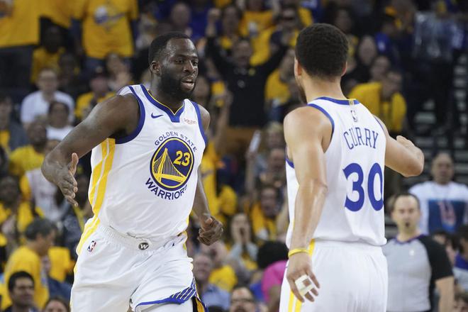 NBA 历史最佳射手斯蒂芬-库里训练日突发奇想玩脚踢篮球趣事