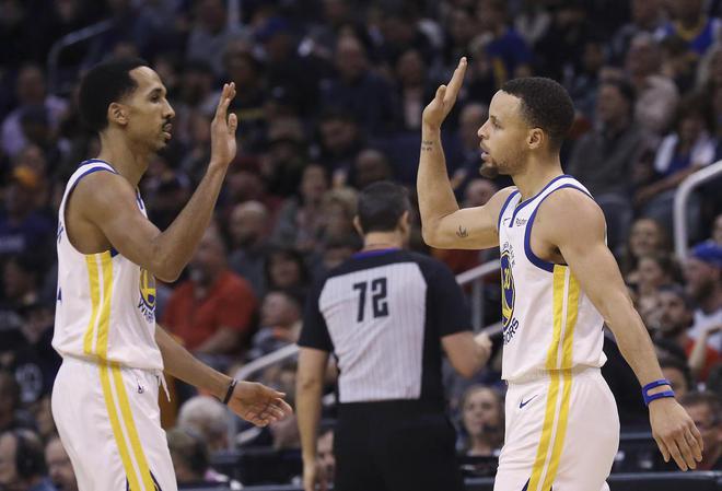 NBA 历史最佳射手斯蒂芬-库里训练日突发奇想玩脚踢篮球趣事