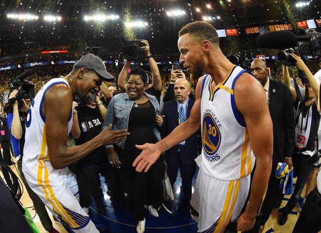 NBA 历史最佳射手斯蒂芬-库里训练日突发奇想玩脚踢篮球趣事