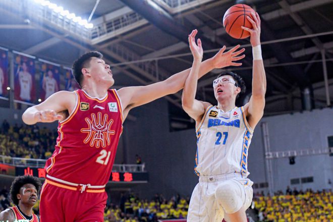北京时间4月27日CBA半决赛：周琦伤停复出助北京客场开门红
