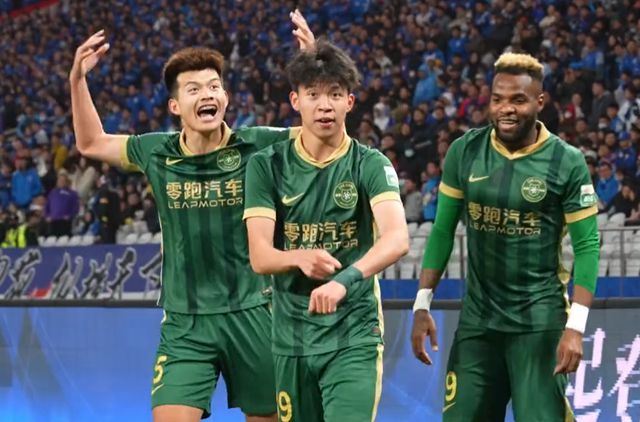 北京时间4月27日晚中超第九轮：王钰栋超级世界波助浙江队取胜并悼念队友