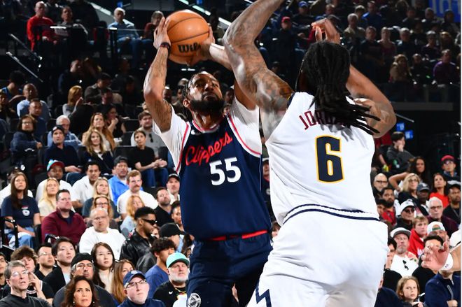 NBA 季后赛掘金险胜快船扳平总比分，小德里克-琼斯表现欠佳