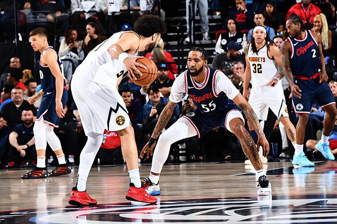NBA 季后赛掘金险胜快船扳平总比分，小德里克-琼斯表现欠佳