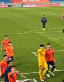 青岛海牛主场被平后球员球迷冲突，成绩不佳却拼尽全力