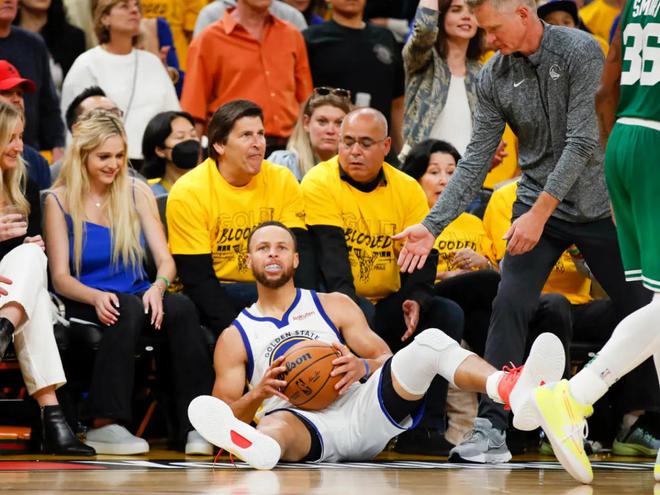 NBA球员周边价格惊人，勒布朗、库里、科比球衣拍卖情况大揭秘