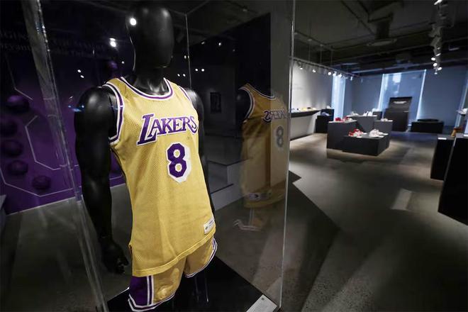 NBA球员周边价格惊人，勒布朗、库里、科比球衣拍卖情况大揭秘