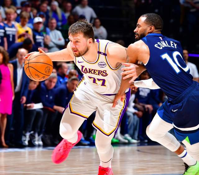 4月28日NBA季后赛G4：湖人客场挑战森林狼比赛战况激烈