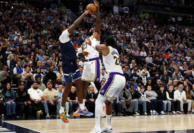 NBA 季后赛西部 G4 焦点战：森林狼逆转湖人，詹姆斯东契奇表现成看点