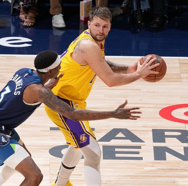 4月28日NBA季后赛湖人森林狼西部流量对决，湖人命悬一线